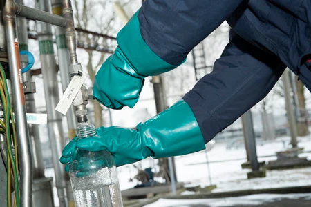 GUANTE ALPHATEC AQUADRI DE NITRILO DE 15" ESPESOR 29 MIL - Imagen 3